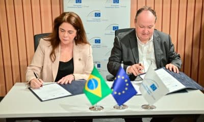 Fotografía cedida por Neoenergía de su vicepresidenta, Solange Ribeiro, y el vicepresidente del Banco Europeo de Inversiones (BEI), Ambroise Fayolle, firmando un acuerdo en Belém (Brasil). EFE/ Neoenergía