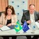 Fotografía cedida por Neoenergía de su vicepresidenta, Solange Ribeiro, y el vicepresidente del Banco Europeo de Inversiones (BEI), Ambroise Fayolle, firmando un acuerdo en Belém (Brasil). EFE/ Neoenergía