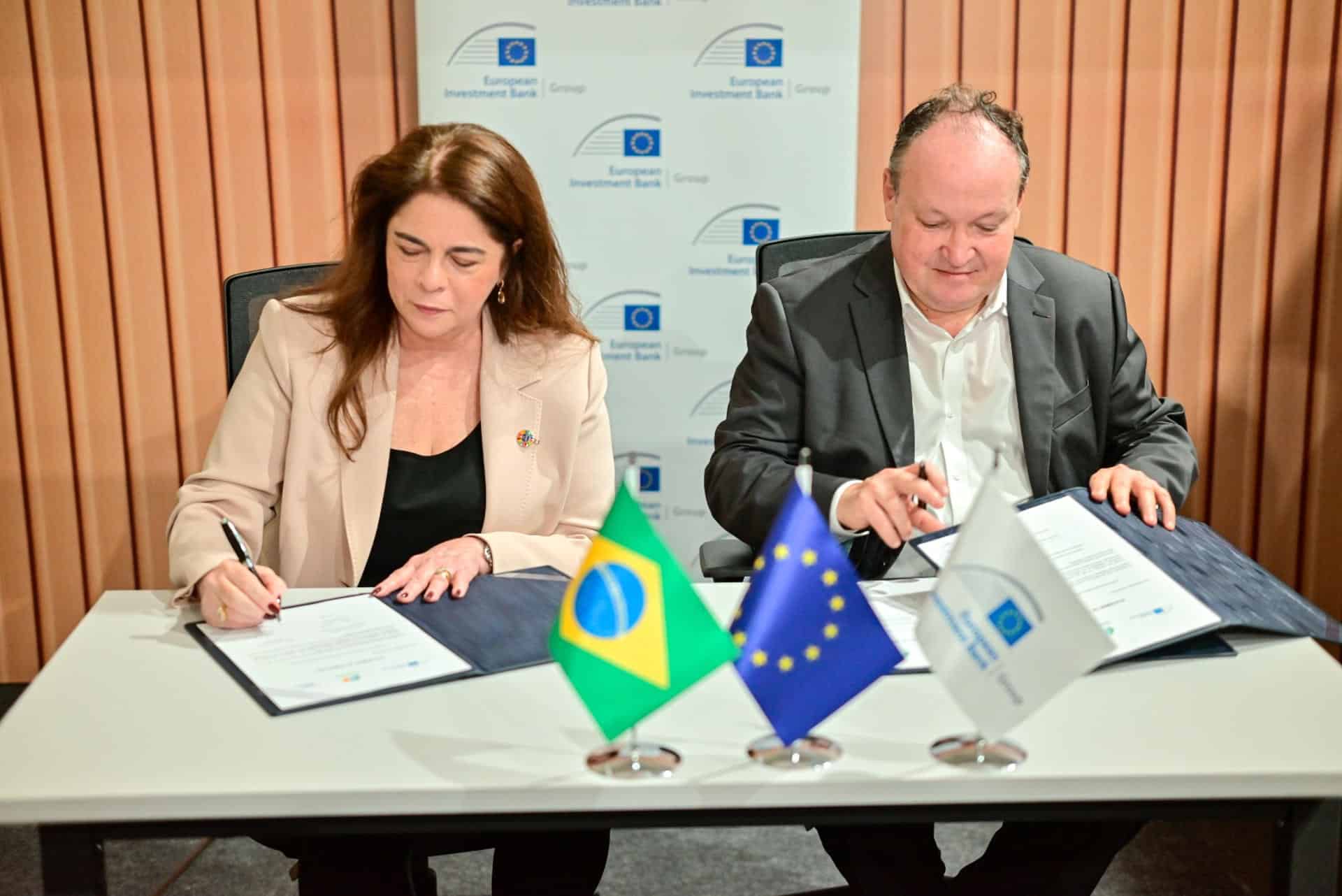 Fotografía cedida por Neoenergía de su vicepresidenta, Solange Ribeiro, y el vicepresidente del Banco Europeo de Inversiones (BEI), Ambroise Fayolle, firmando un acuerdo en Belém (Brasil). EFE/ Neoenergía