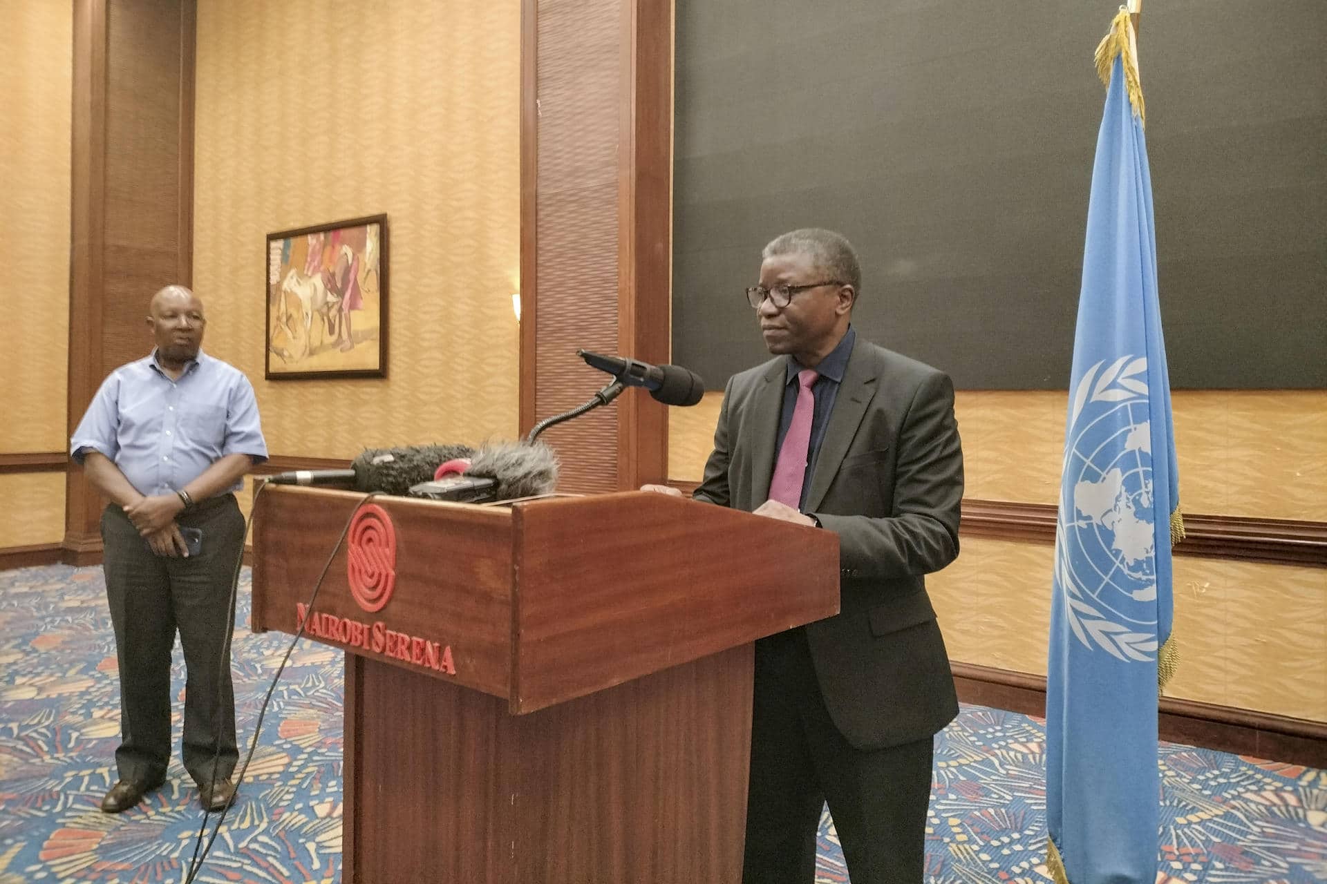 El asesor especial de la ONU para la Prevención del Genocidio, Chaloka Beyani, ofrece una rueda de prensa el jueves 18 en Nairobi (Kenia), en la que advirtió de la "probabilidad previsible" de un genocidio en el estado sudanés de Darfur del Norte, cuya capital, Al Fasher, fue tomada el pasado octubre por las paramilitares Fuerzas de Apoyo Rápido (FAR), pero precisó que solo un órgano competente podría calificarlo como tal. EFE/ Pedro Alonso
