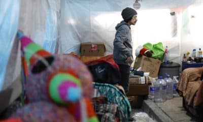 Santiago Ávila permanece en un campamento de desalojados este viernes, en la Ciudad de México (México). EFE/Sáshenka Gutiérrez