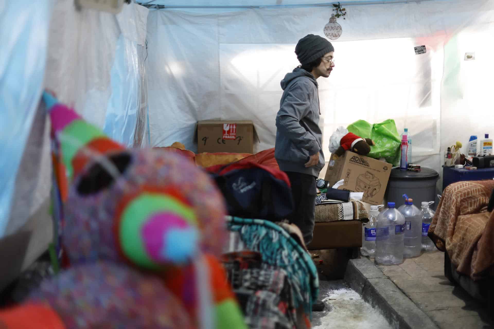 Santiago Ávila permanece en un campamento de desalojados este viernes, en la Ciudad de México (México). EFE/Sáshenka Gutiérrez
