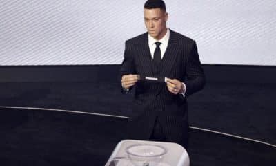 Aaron Judge sosteniendo el boleto de Panamá durante el Sorteo Final de la Copa Mundial de la FIFA 2026. EFE/EPA/Shawn Thew