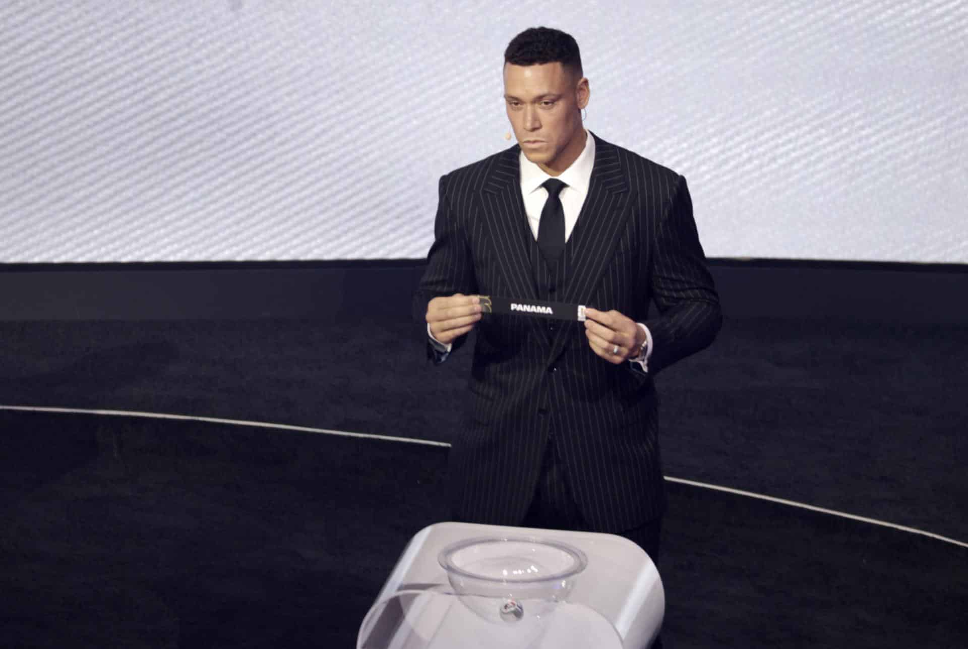 Aaron Judge sosteniendo el boleto de Panamá durante el Sorteo Final de la Copa Mundial de la FIFA 2026. EFE/EPA/Shawn Thew