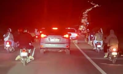 Koh Kong Province (Cambodia), 13/12/2025.- A handout photo made available by Agence Kampuchea Presse (AKP) shows people fleeing from a disputed area along a street in Koh Kong Province, Cambodia, 13 December 2025. The Koh Kong Provincial Administration has called on residents to evacuate carefully to safe shelters after a weapons explosion was reported along the Koh Yor coastline, as authorities monitor the developing security situation. (Camboya, Tailandia) EFE/EPA/Agence Kampuchea Presse (AKP) / HANDOUT BEST QUALITY AVAILABLEHANDOUT EDITORIAL USE ONLY/NO SALES