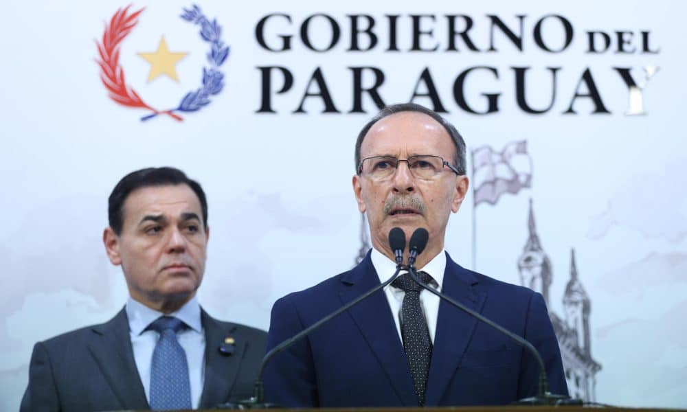 El ministro de Defensa de Paraguay, Óscar González (d), habla en una conferencia de prensa este 17 de diciembre de 2025, en Asunción (Paraguay). EFE/ Juan Pablo Pino