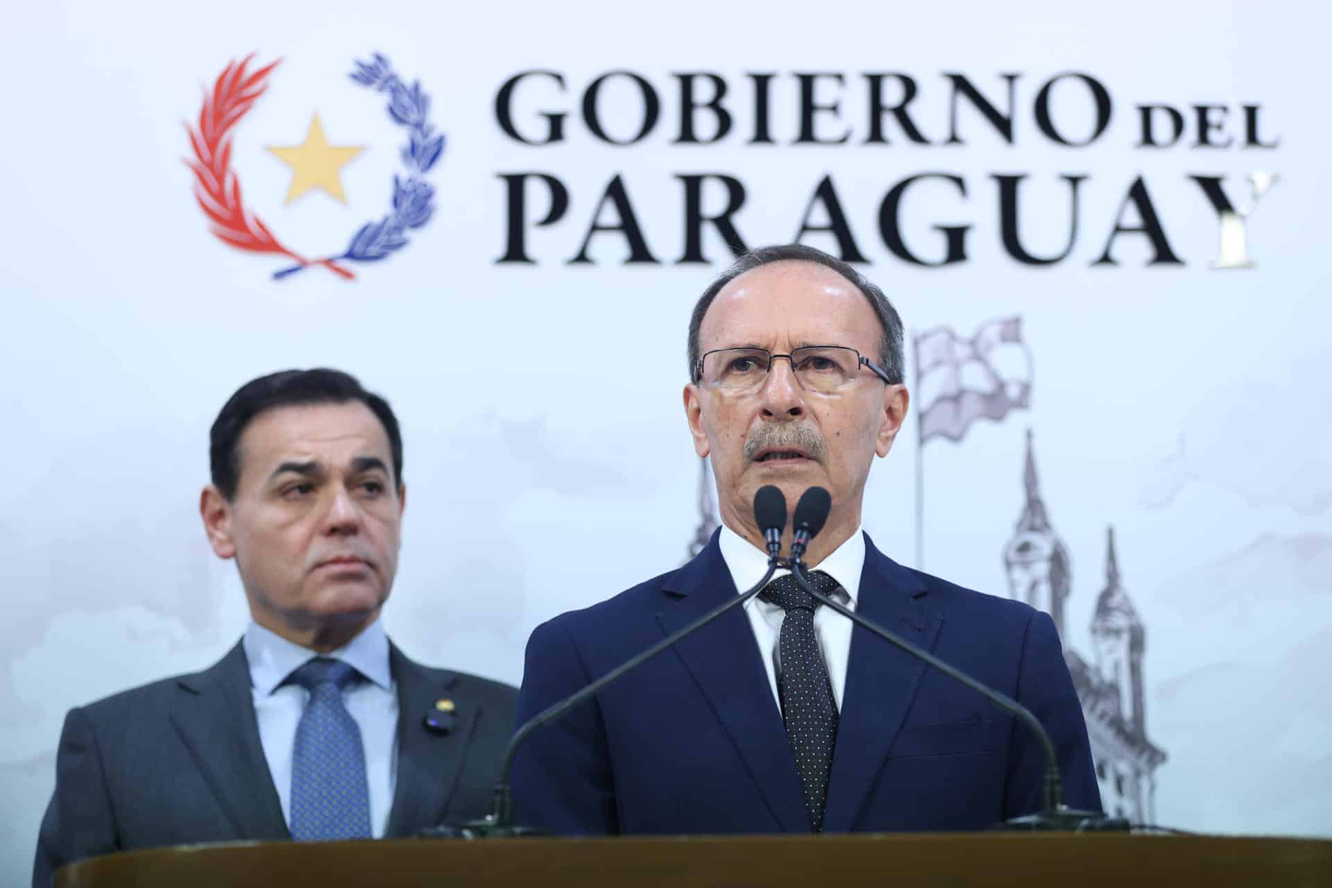 El ministro de Defensa de Paraguay, Óscar González (d), habla en una conferencia de prensa este 17 de diciembre de 2025, en Asunción (Paraguay). EFE/ Juan Pablo Pino