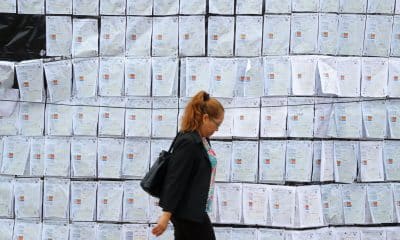 Fotografía del 26 de diciembre de 2025 que muestra a una mujer caminando frente a copias de actas electorales a las afueras del Centro Logístico Electoral (CLE) en Tegucigalpa (Honduras). EFE/ Gustavo Amador