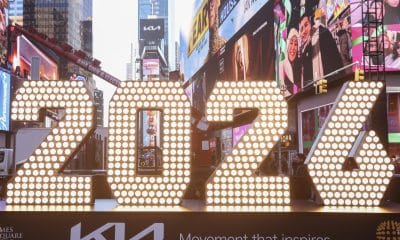 Los números de la víspera de Año Nuevo se iluminan tras llegar a Times Square, en Nueva York, el 18 de diciembre de 2025. EFE/EPA/SARAH YENESEL