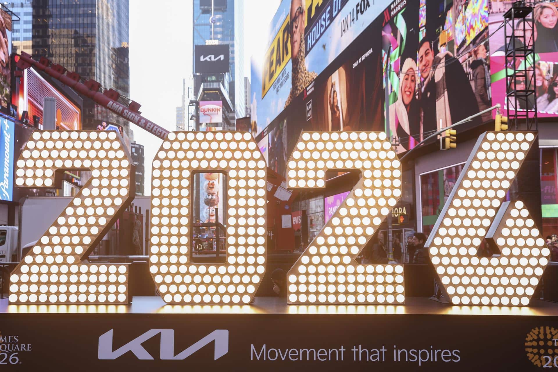 Los números de la víspera de Año Nuevo se iluminan tras llegar a Times Square, en Nueva York, el 18 de diciembre de 2025. EFE/EPA/SARAH YENESEL