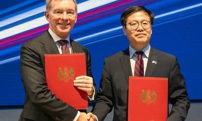 LONDON (United Kingdom), 16/12/2025.- A handout photo made available by the South Korean Ministry shows South Korean Trade Minister Yeo Han-koo (R) and Chris Bryant, Britain's minister of state for trade, pose for a photo after signing an upgraded free trade agreement (FTA) aimed at easing rules of origin for Korean automobiles and consumer goods, as well as opening up the latter's high-speed rail and online game markets, in London, Britain, 15 December 2025. (Corea del Sur, Reino Unido, Londres) EFE/EPA/SOUTH KOREAN MINISTRY / HANDOUT HANDOUT EDITORIAL USE ONLY/NO SALES
