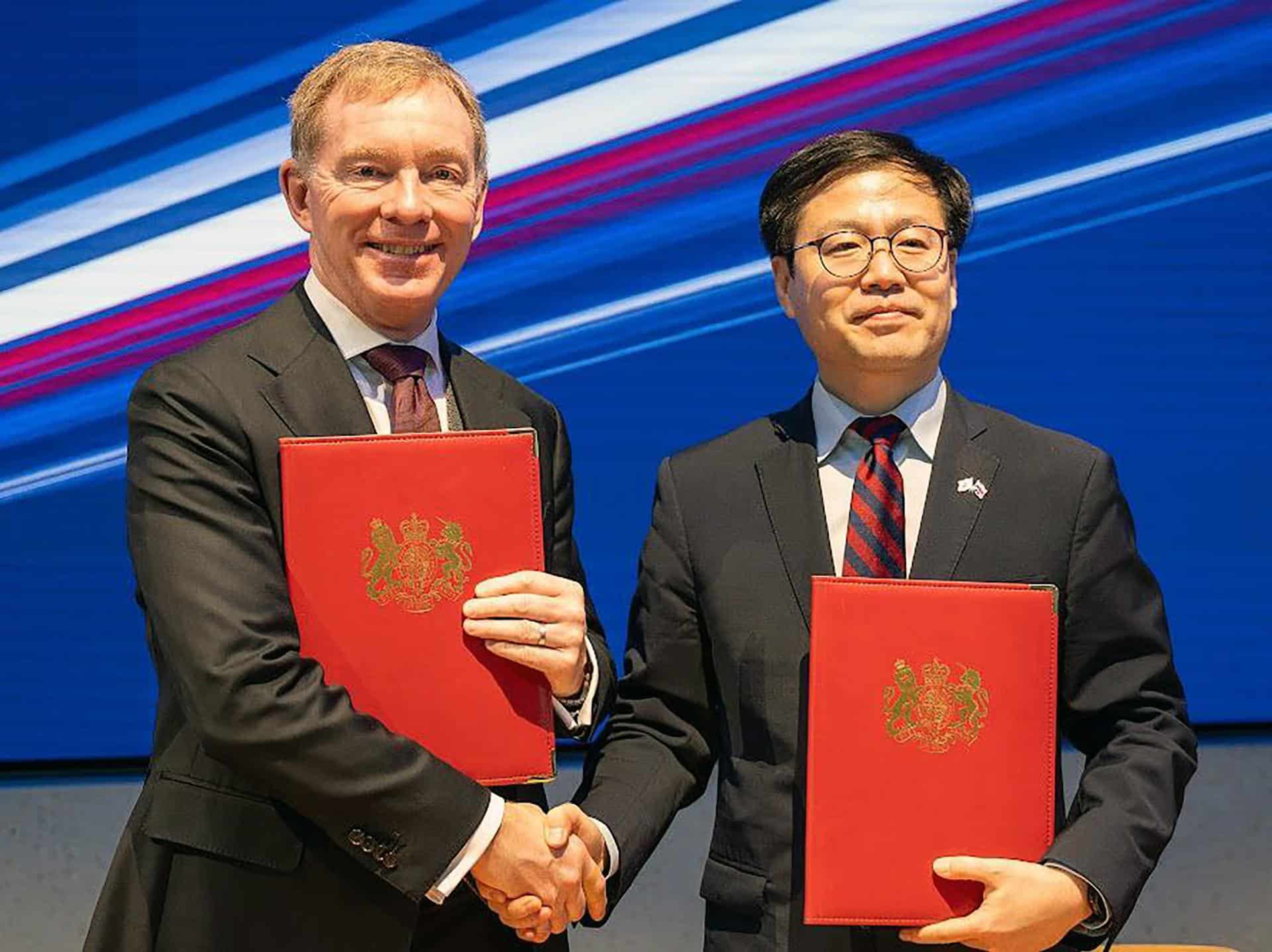 LONDON (United Kingdom), 16/12/2025.- A handout photo made available by the South Korean Ministry shows South Korean Trade Minister Yeo Han-koo (R) and Chris Bryant, Britain's minister of state for trade, pose for a photo after signing an upgraded free trade agreement (FTA) aimed at easing rules of origin for Korean automobiles and consumer goods, as well as opening up the latter's high-speed rail and online game markets, in London, Britain, 15 December 2025. (Corea del Sur, Reino Unido, Londres) EFE/EPA/SOUTH KOREAN MINISTRY / HANDOUT HANDOUT EDITORIAL USE ONLY/NO SALES