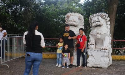 Personas se toma una fotografía cerca del área donde se encontraba el Monumento Chino Panameño este domingo, en Ciudad de Panamá (Panamá). EFE/ Gabriel Rodríguez
