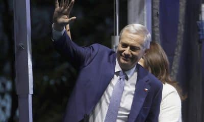 El presidente electo de Chile, el ultraderechista José Antonio Kast, saluda este domingo, en Santiago (Chile). EFE/ Elvis González