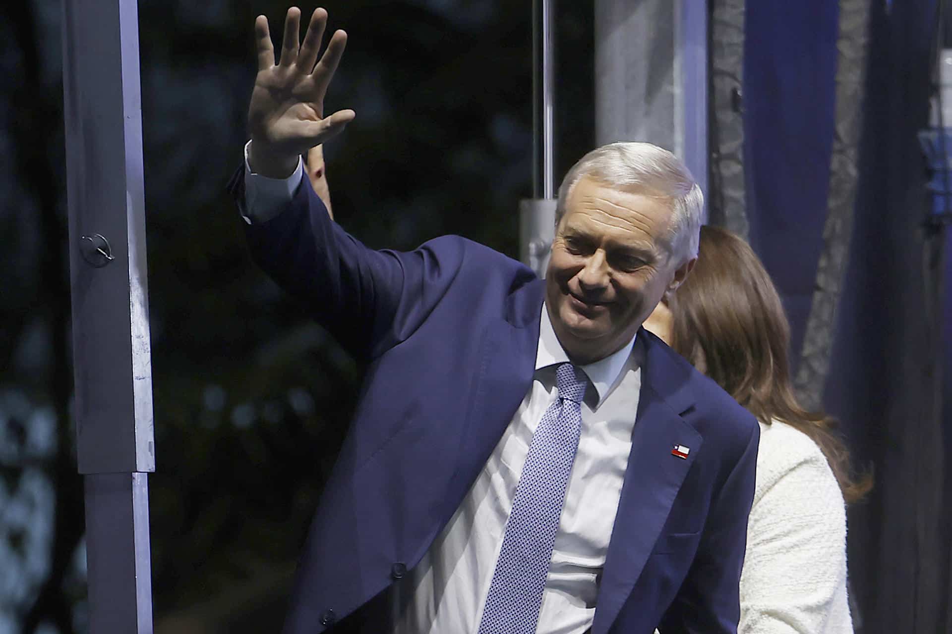 El presidente electo de Chile, el ultraderechista José Antonio Kast, saluda este domingo, en Santiago (Chile). EFE/ Elvis González