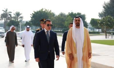 El presidente de Ecuador, Daniel Noboa, camina junto al Vicepresidente del Tribunal Presidencial para el Desarrollo y Asuntos de los Héroes Caídos, Sheikh Theyab (d), este sábado, en Abu Dhabi (Emiratos Árabes Unidos). EFE/ Presidencia de Ecuador