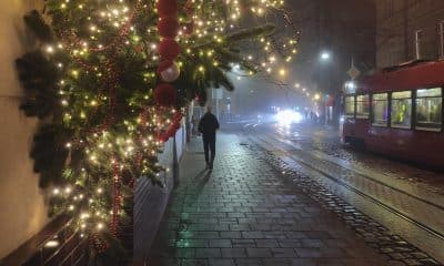 Las decoraciones navideñas en las calles de Leópolis, en el oeste de Ucrania, tratan de mantener el espíritu navideño en medio de la guerra. EFE/Rostyslav Averchuk