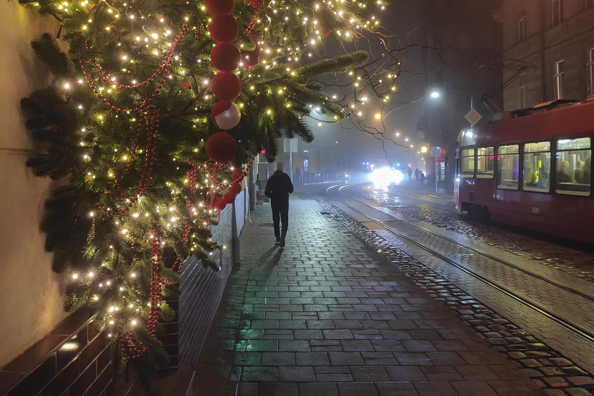 Las decoraciones navideñas en las calles de Leópolis, en el oeste de Ucrania, tratan de mantener el espíritu navideño en medio de la guerra. EFE/Rostyslav Averchuk