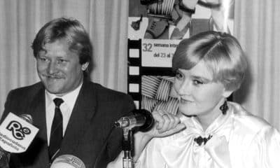 La actriz Vera Alentova (d), el 27 de octubre de 1987 junto al director del largometraje soviético que protagonizó, "Mañana fue la guerra", Yuri Kará (i), durante la presentación de esa película en la XXXII Semana Internacional de Cine de Valladolid. EFE/ct