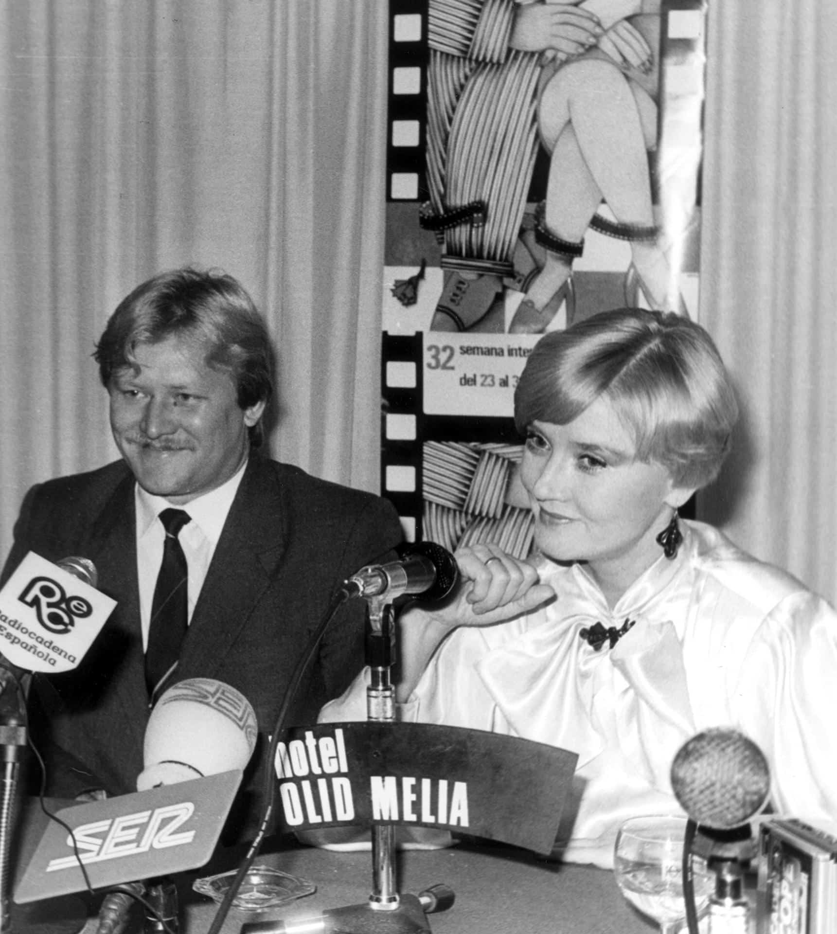 La actriz Vera Alentova (d), el 27 de octubre de 1987 junto al director del largometraje soviético que protagonizó, "Mañana fue la guerra", Yuri Kará (i), durante la presentación de esa película en la XXXII Semana Internacional de Cine de Valladolid. EFE/ct