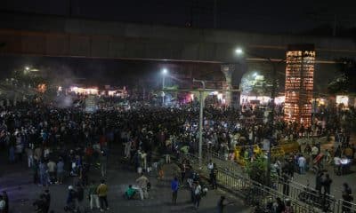Protestas en Daca al conocerse la muerte del líder estudiantil y aspirante a diputado Sharif Osman Hadi, figura clave del levantamiento que derrocó al anterior régimen en 2024.
 EFE/EPA/MONIRUL ALAM