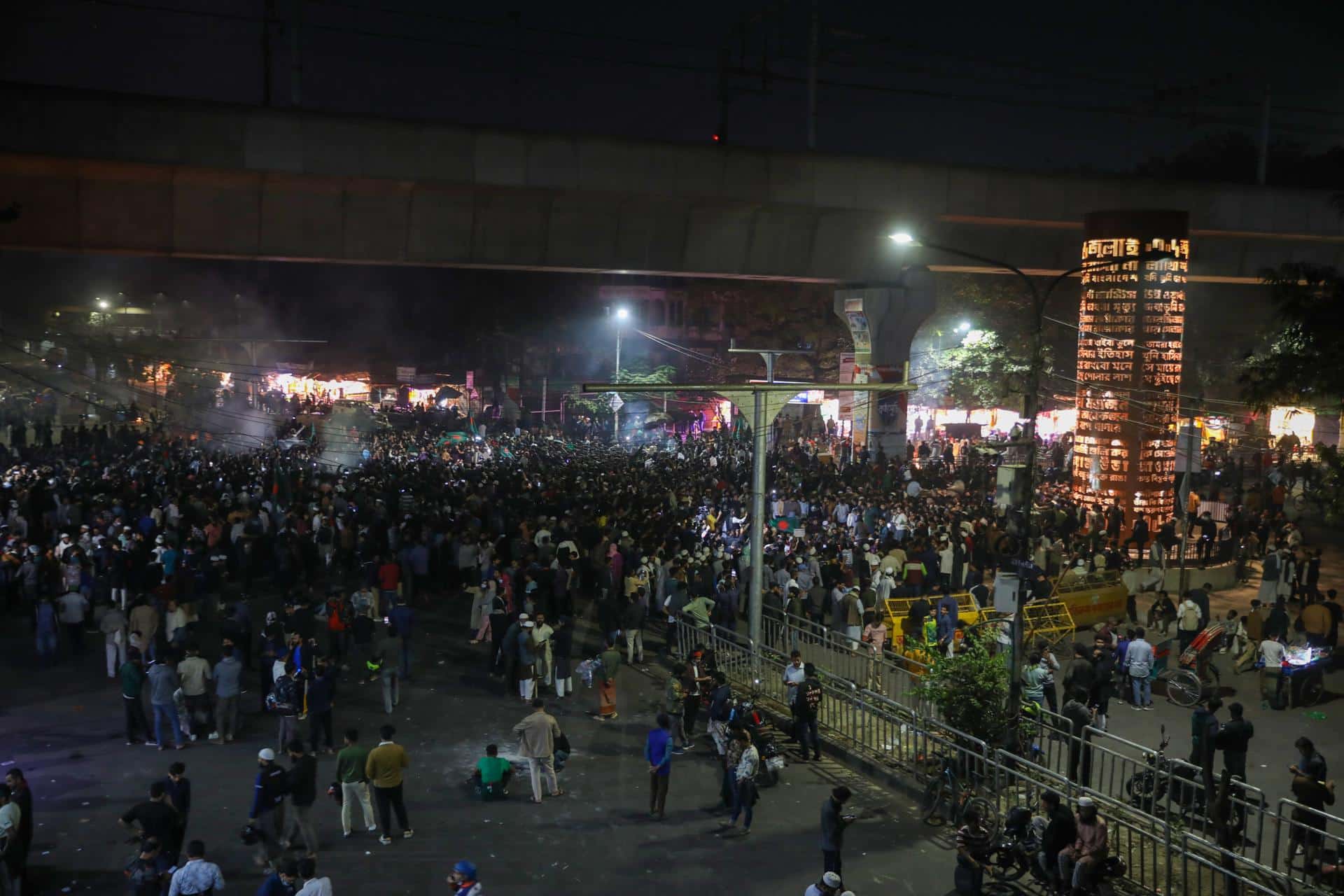 Protestas en Daca al conocerse la muerte del líder estudiantil y aspirante a diputado Sharif Osman Hadi, figura clave del levantamiento que derrocó al anterior régimen en 2024.
 EFE/EPA/MONIRUL ALAM