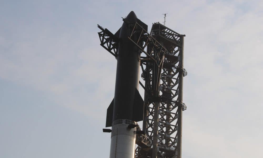 Fotografía que muestra el cohete Starship el 6 de junio de 2024 en Starbase (EE.UU.). Las casitas con el césped recién cortado no difieren mucho de las de cualquier pueblo texano, pero los grandes murales con la cara de Elon Musk, nombres de calles como 'Rocket Road' y la discreción de sus habitantes los delata: está usted entrando en Starbase, "la última parada antes de llegar a Marte". EFE/Octavio Guzmán