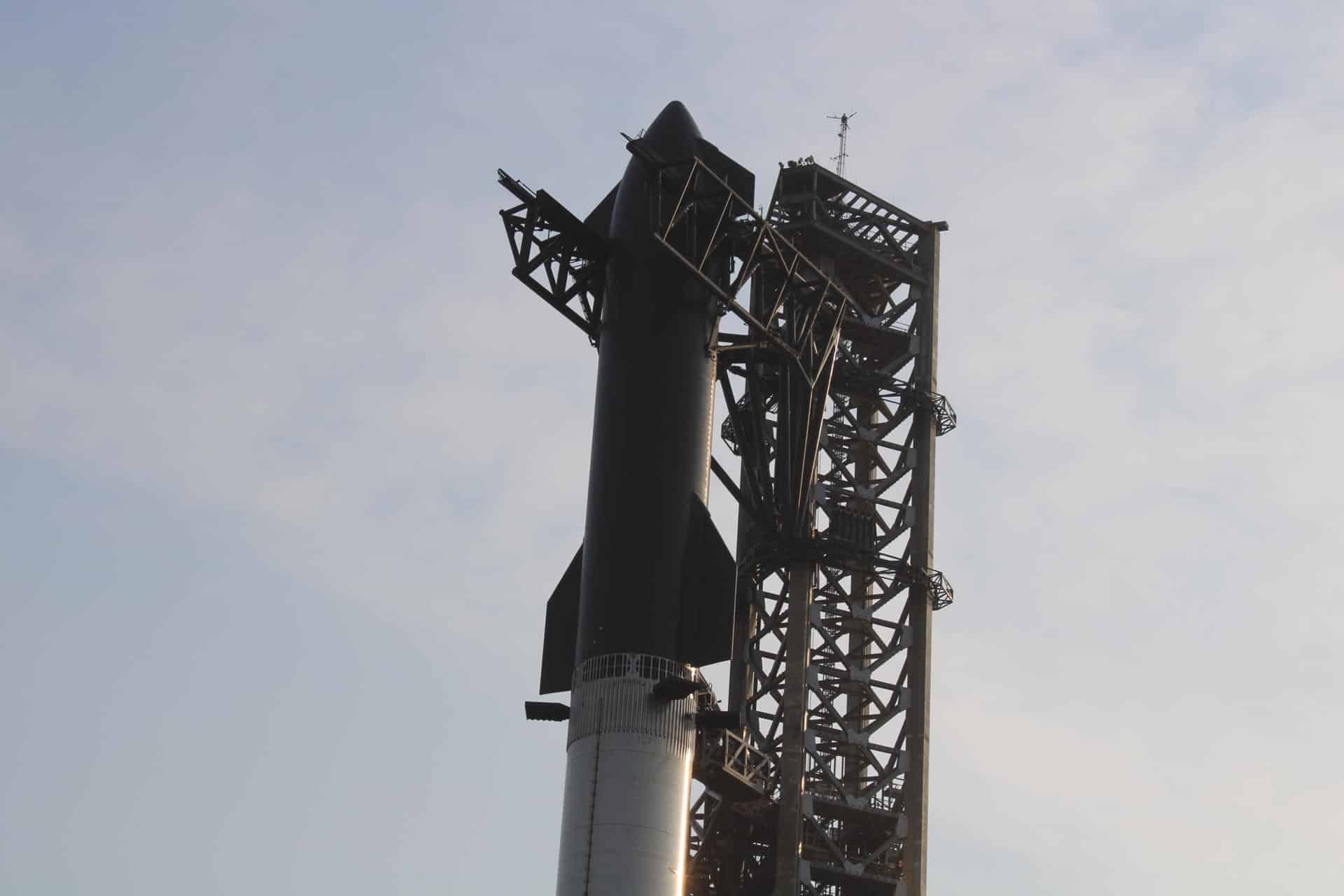 Fotografía que muestra el cohete Starship el 6 de junio de 2024 en Starbase (EE.UU.). Las casitas con el césped recién cortado no difieren mucho de las de cualquier pueblo texano, pero los grandes murales con la cara de Elon Musk, nombres de calles como 'Rocket Road' y la discreción de sus habitantes los delata: está usted entrando en Starbase, "la última parada antes de llegar a Marte". EFE/Octavio Guzmán