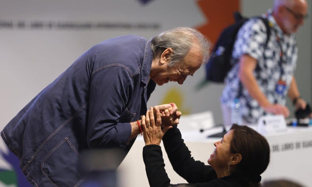 El cantante español Joan Manuel Serrat saluda a una mujer en un conversatorio con jóvenes este jueves, durante la 39 edición de la Feria Internacional del Libro de Guadalajara, Jalisco (México). EFE/ Francisco Guasco