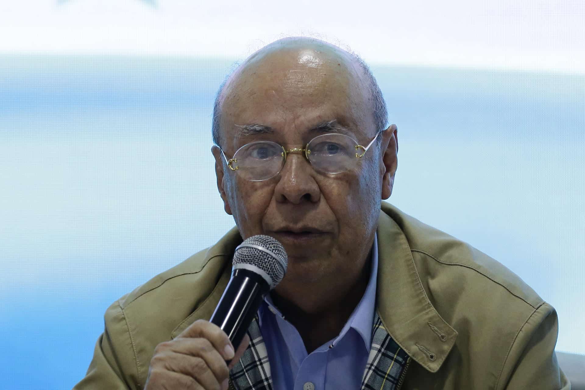 El coordinador de la Comisión Nacional de Campaña del Partido Liberal, Tomás Lozano, habla durante una rueda de prensa este lunes, en Tegucigalpa (Honduras). EFE/ Carlos Lemos