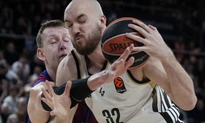 Foto de archivo del pívot francés del Asvel Villeurbanne, Bastien Vautier, con el balón. EFE/ Enric Fontcuberta