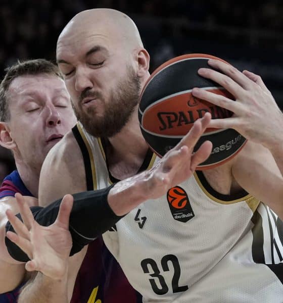 Foto de archivo del pívot francés del Asvel Villeurbanne, Bastien Vautier, con el balón. EFE/ Enric Fontcuberta