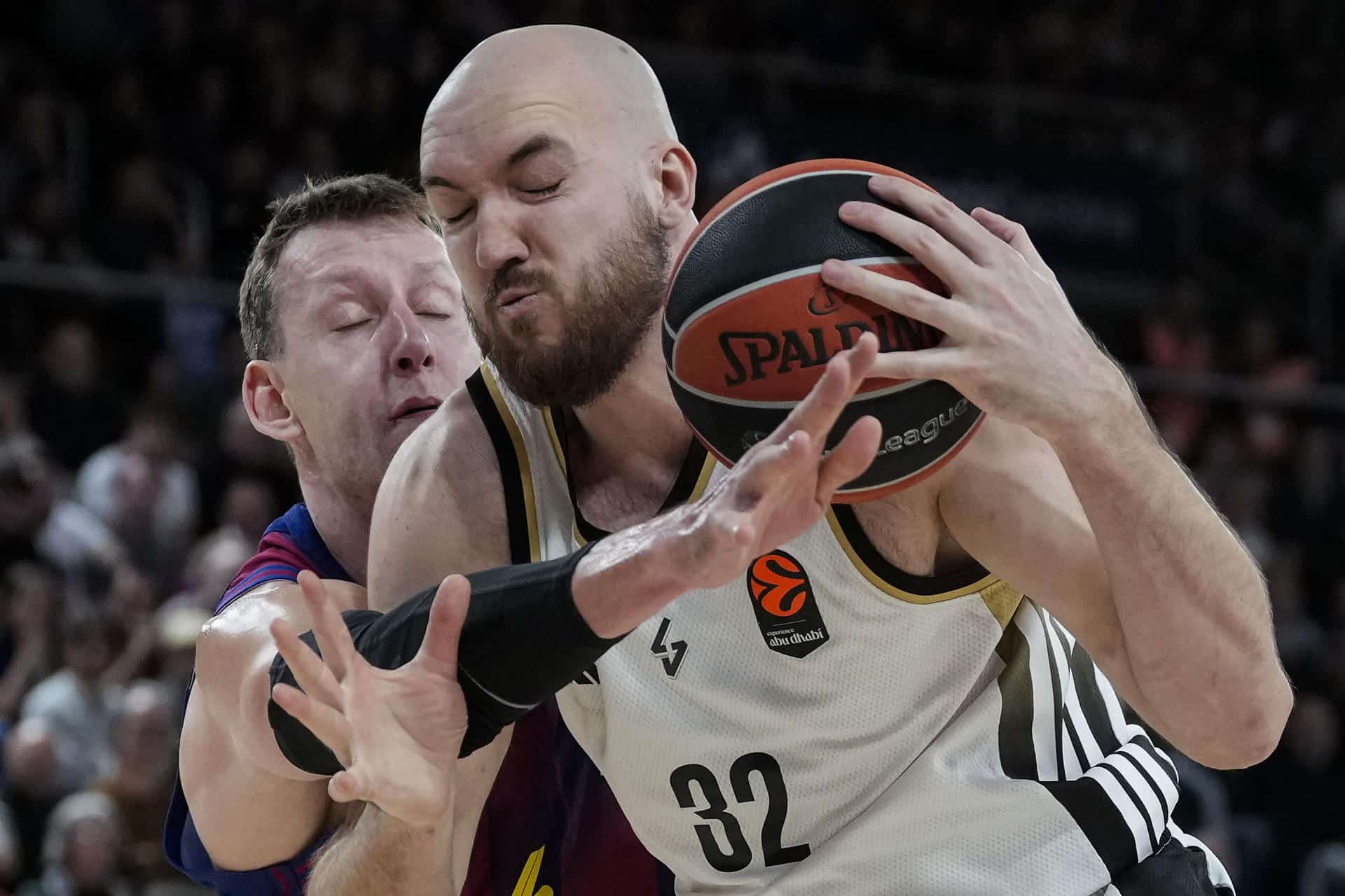 Foto de archivo del pívot francés del Asvel Villeurbanne, Bastien Vautier, con el balón. EFE/ Enric Fontcuberta