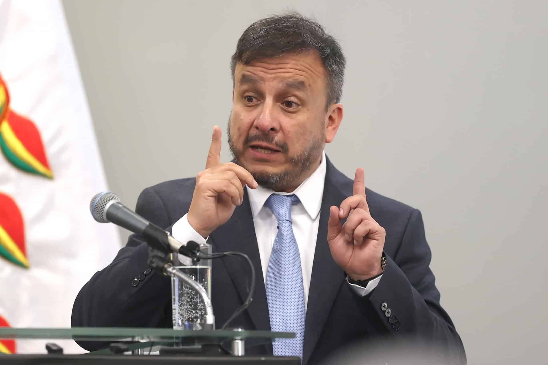 El ministro de Hidrocarburos y Energías, Mauricio Medinaceli, habla durante una rueda de prensa en la Casa Grande este 18 de diciembre de 2025, en La Paz (Bolivia). EFE/ Luis Gandarillas