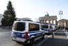 Coches de policía frente a la Puerta de Brandeburgo en Berlín, Alemania, 14 de diciembre de 2025. Berlín albergará las delegaciones de EE. UU. y Ucrania durante el fin de semana para hablar sobre un plan de paz propuesto, incluido un posible alto al fuego en Ucrania. Las discusiones serán seguidas por una cumbre en Berlín con los líderes europeos y el presidente Volodymyr Zelensky. (Alemania, Ucrania) EFE/EPA/FILIP SINGER