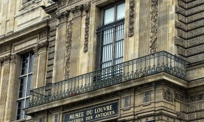 Vista este lunes, de la verja de seguridad recién instalada en la ventana de la Galería Apolo, que los ladrones emplearon para acceder al museo en París. El Museo del Louvre instaló este martes una reja de seguridad en la ventana por la que un comando de cuatro ladrones accedió al establecimiento y sustrajo ocho joyas de un valor patrimonial incalculable el pasado 19 de octubre. EFE/ Pol Lloberas Cardona