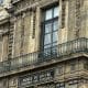 Vista este lunes, de la verja de seguridad recién instalada en la ventana de la Galería Apolo, que los ladrones emplearon para acceder al museo en París. El Museo del Louvre instaló este martes una reja de seguridad en la ventana por la que un comando de cuatro ladrones accedió al establecimiento y sustrajo ocho joyas de un valor patrimonial incalculable el pasado 19 de octubre. EFE/ Pol Lloberas Cardona