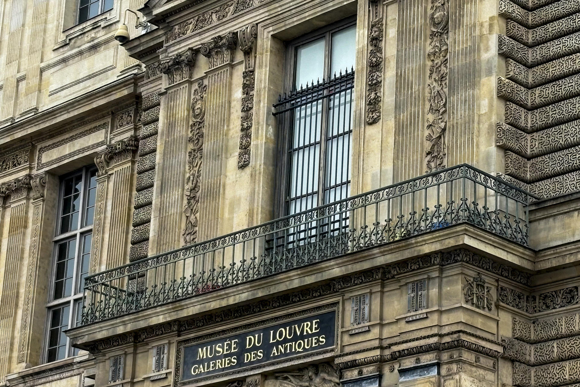 Vista este lunes, de la verja de seguridad recién instalada en la ventana de la Galería Apolo, que los ladrones emplearon para acceder al museo en París. El Museo del Louvre instaló este martes una reja de seguridad en la ventana por la que un comando de cuatro ladrones accedió al establecimiento y sustrajo ocho joyas de un valor patrimonial incalculable el pasado 19 de octubre. EFE/ Pol Lloberas Cardona
