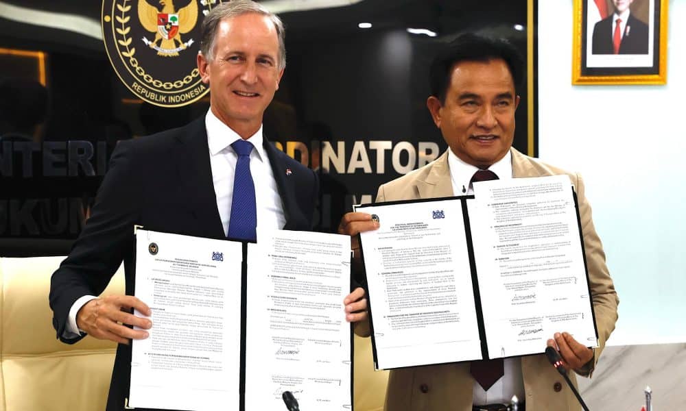 JAKARTA (Indonesia), 02/12/2025.- The Netherlands' Ambassador to Indonesia Marc Gerritsen (L) and Indonesia's Coordinating Minister for Law, Human Rights, Immigration, and Correctional Institutions, Yusril Ihza Mahendra, pose with documents for the practical arrangement of the transfer of prisoners for Dutch nationals Sigfried Mets and Ali Tokman during their meeting in Jakarta, Indonesia, 02 December 2025. Indonesia and the Netherlands signed an agreement for the prisoner transfer of the Dutch death row convict Siegfried Mets and the life-sentenced prisoner Ali Tokman back to the Netherlands. (Países Bajos; Holanda) EFE/EPA/MAST IRHAM