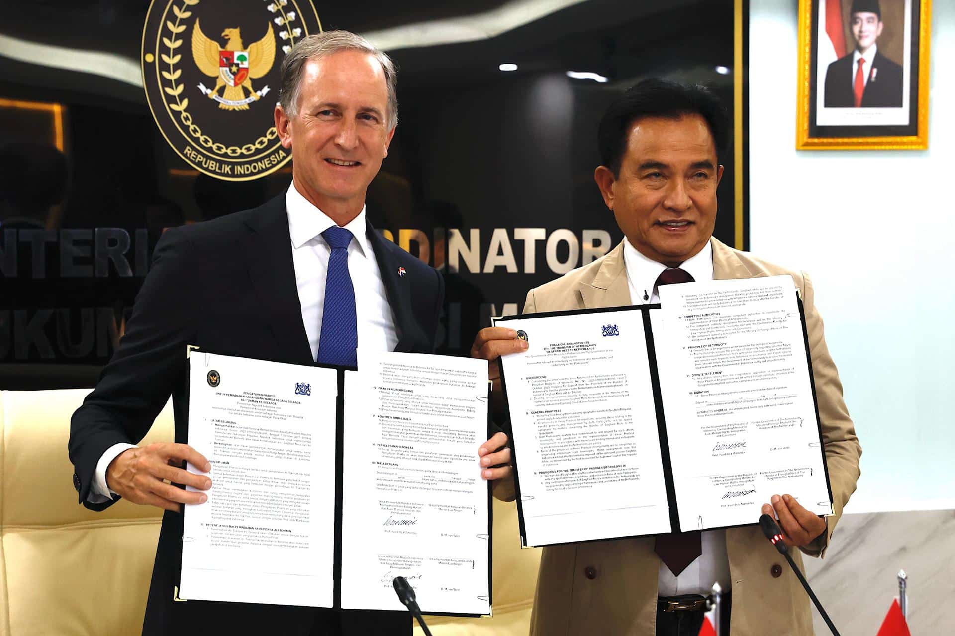 JAKARTA (Indonesia), 02/12/2025.- The Netherlands' Ambassador to Indonesia Marc Gerritsen (L) and Indonesia's Coordinating Minister for Law, Human Rights, Immigration, and Correctional Institutions, Yusril Ihza Mahendra, pose with documents for the practical arrangement of the transfer of prisoners for Dutch nationals Sigfried Mets and Ali Tokman during their meeting in Jakarta, Indonesia, 02 December 2025. Indonesia and the Netherlands signed an agreement for the prisoner transfer of the Dutch death row convict Siegfried Mets and the life-sentenced prisoner Ali Tokman back to the Netherlands. (Países Bajos; Holanda) EFE/EPA/MAST IRHAM