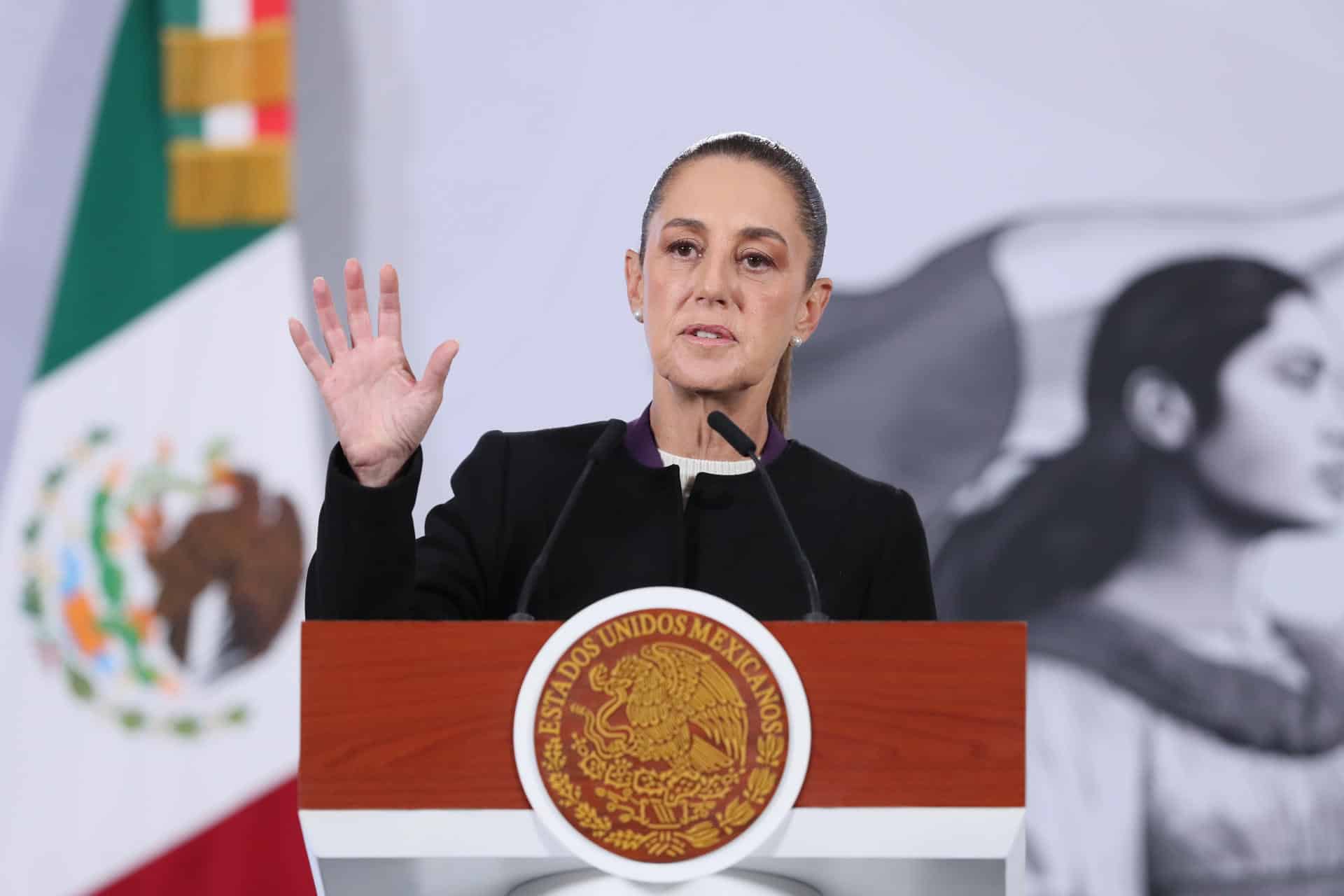 La presidenta de México, Claudia Sheinbaum, habla durante una rueda de prensa este martes, en Ciudad de México (México). EFE/Mario Guzmán