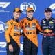 El piloto australiano del equipo McLaren Oscar Piastri (c), el piloto británico del equipo McLaren Lando Norris (i) y el piloto neerlandés del equipo Oracle Red Bull Racing Max Verstappen (d), que se jugarán el Mundial de Fórmula Uno este fin de semana en Abu Dabi, en una imagen de archivo. EFE/Siu Wu