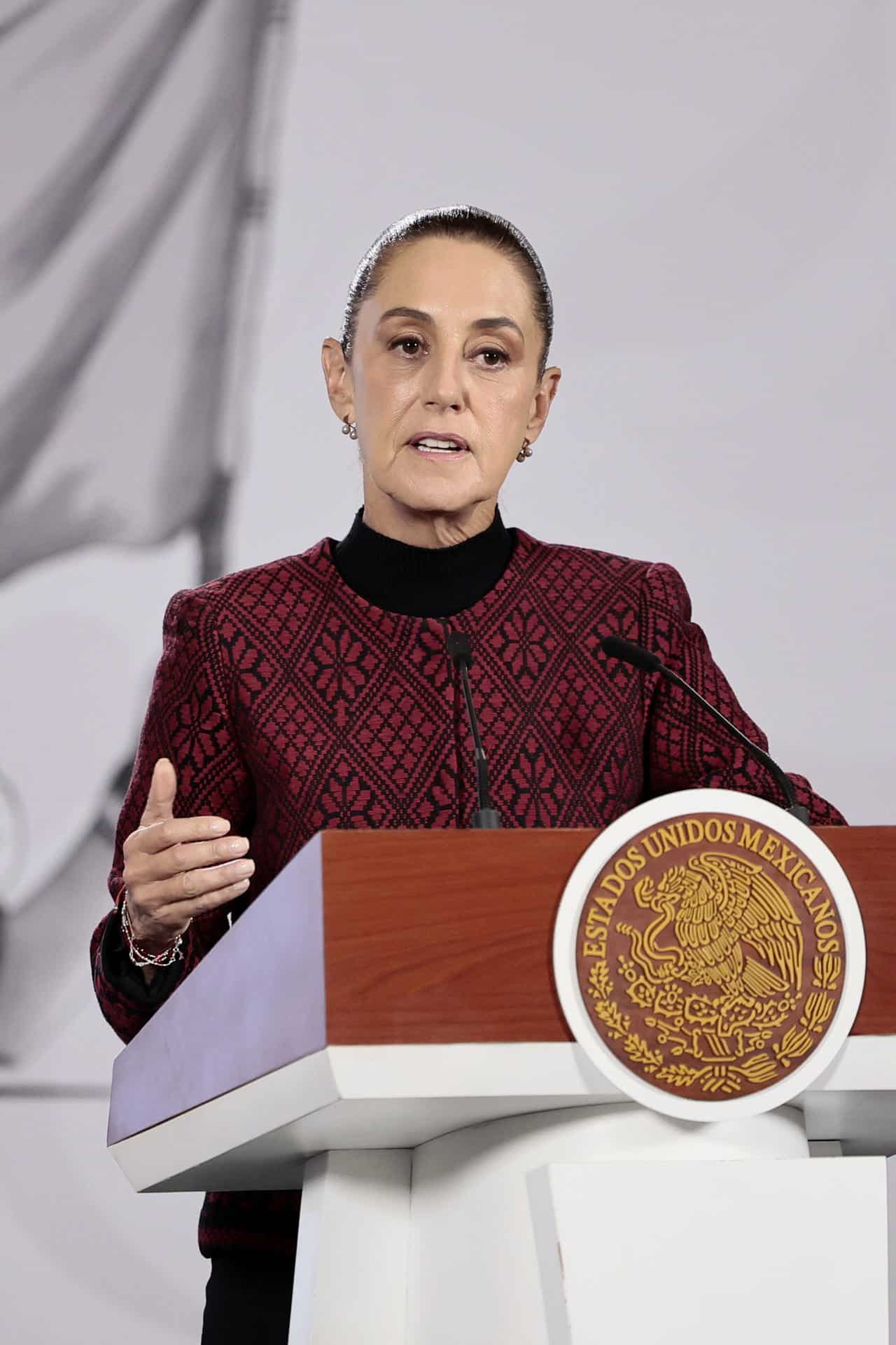 La presidenta de México, Claudia Sheinbaum, habla durante su conferencia de prensa este martes, en el Palacio Nacional, en la Ciudad de México (México). EFE/José Méndez