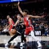 El escolta de Atlanta Hawks Luke Kennard (i) busca romper la marca del escolta de Los Angeles Clippers Cam Christie (d) este jueves durante el juego en Atlanta (Georgia). EFE/EPA/ERIK S. LESSER SHUTTERSTOCK OUT
