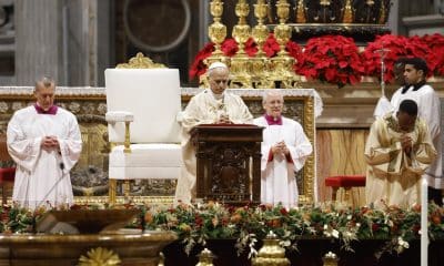 El papa León XIV recordó este jueves el sufrimiento de los habitantes de Gaza y el de los desplazados y refugiados en cada continente, así como el de los miles de personas sin hogar en las ciudades, en la homilía de la misa de Navidad que se volvió a celebrar en la basílica de San Pedro después de más de 30 años.
EFE/EPA/FABIO FRUSTACI