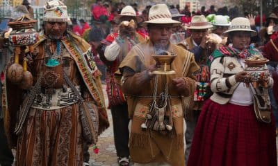 Un grupo de amautas o guías espirituales realizan rituales ancestrales durante una ceremonia este domingo, en La Paz (Bolivia). EFE/ Gabriel Márquez