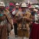 Un grupo de amautas o guías espirituales realizan rituales ancestrales durante una ceremonia este domingo, en La Paz (Bolivia). EFE/ Gabriel Márquez