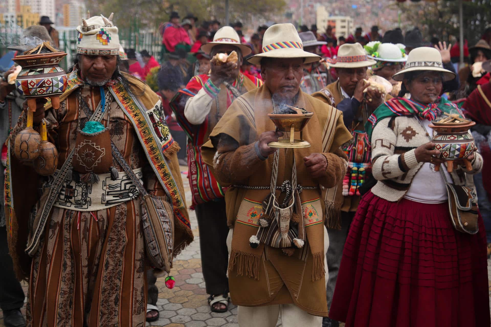 Un grupo de amautas o guías espirituales realizan rituales ancestrales durante una ceremonia este domingo, en La Paz (Bolivia). EFE/ Gabriel Márquez