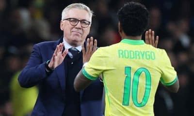 El seleccionador de Brasil, Carlo Ancelotti, saluda al jugador Rodrygo, durante un amistoso en Londres. EFE/EPA/ANDY RAIN