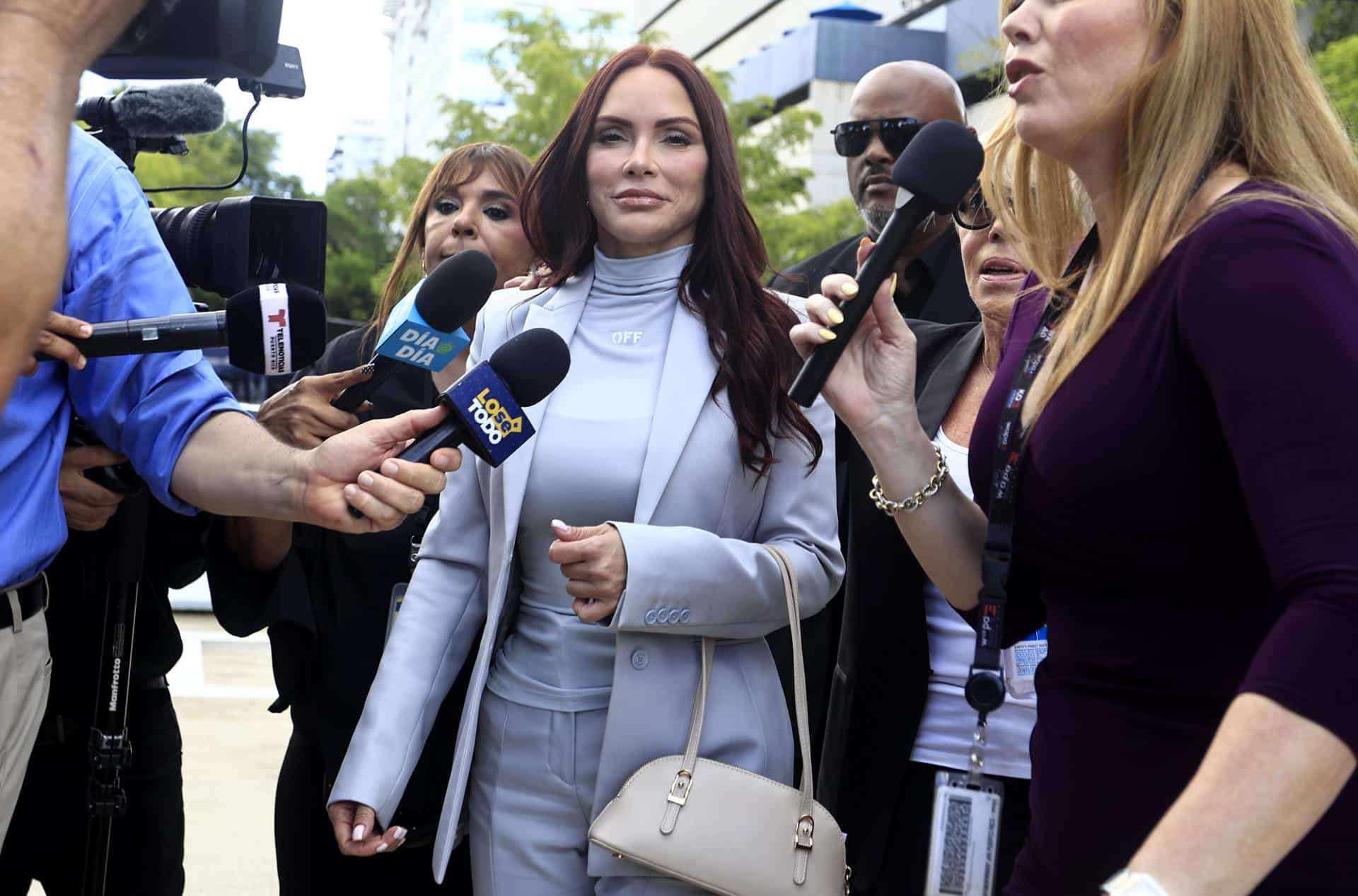 La exesposa del cantante Daddy Yankee, Mireddys González, posa para la prensa en cercanías del Tribunal Federal en San Juan (Puerto Rico). Imagen de archivo. EFE/ Thais Llorca
